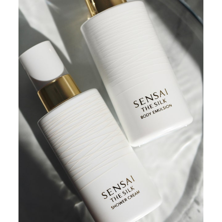 Sensai The Silk Body Emulsion 200 ml kosteuttava vartaloemulsio valkoisissa teksturoiduissa pulloissa.