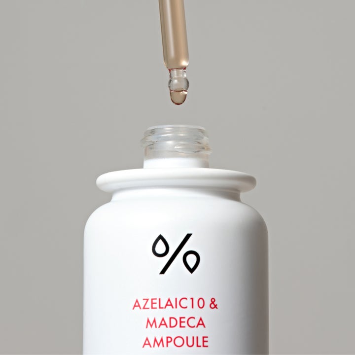 Dr. Ceuracle Azelaic 10 & Madeca Ampoule 30 ml seerumi pipetillä ja valkoisessa pullossa.