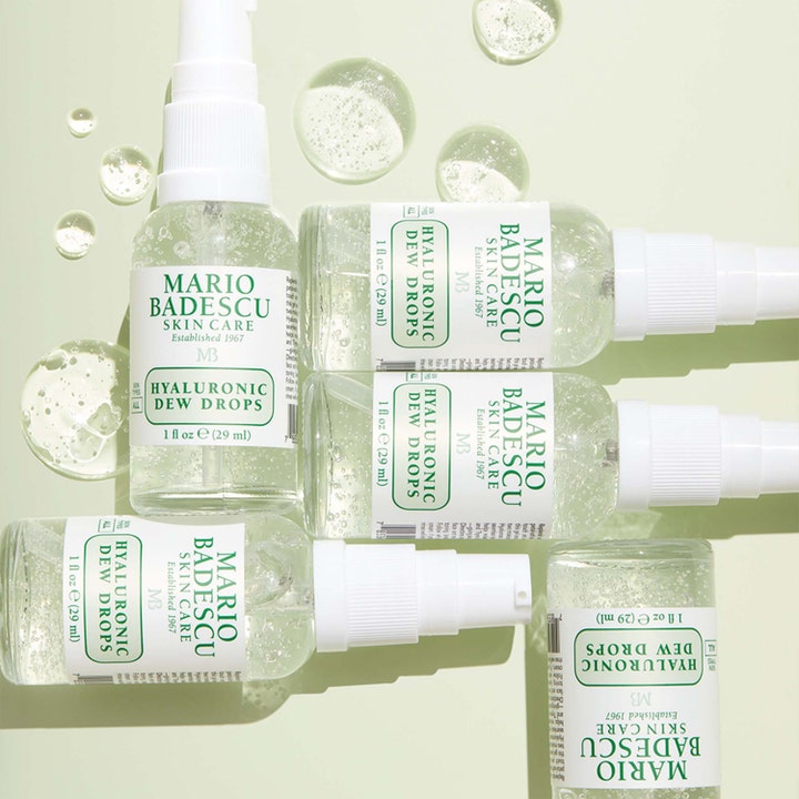 Mario Badescu Hyaluronic Dew Drops 29 ml kosteuttava seerumi useassa lasipullossa vesipisaroiden ympäröimänä.