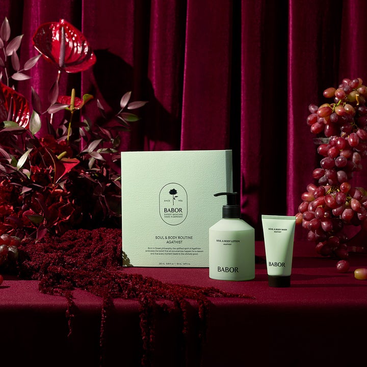 Babor Soul & Body Gift Set Agathist 300 ml vartalonhoitosetti vihreissä pakkauksissa viininpunaisella taustalla