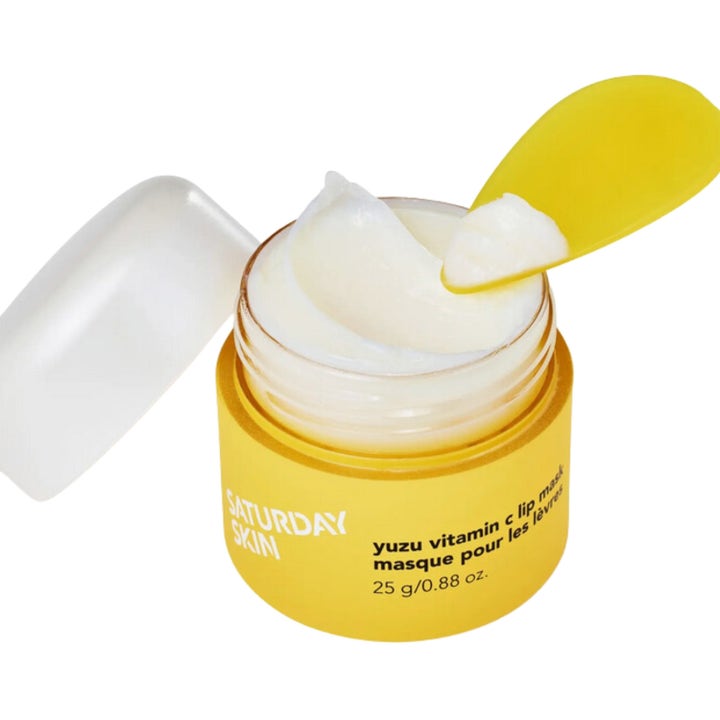 Saturday Skin Yuzu Vitamin C Lip Mask 25 g huulinaamio ja keltaisella lastalla otettu vaalea voide.
