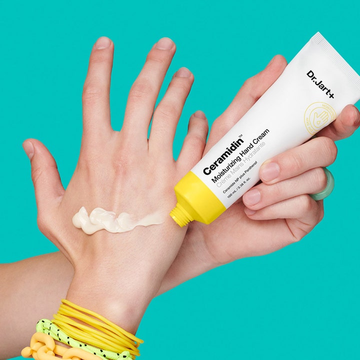 Dr.Jart+ Ceramidin Moisturizing Hand Cream 100 ml täyteläinen käsivoide jota levitetään kämmenselälle tuubista.