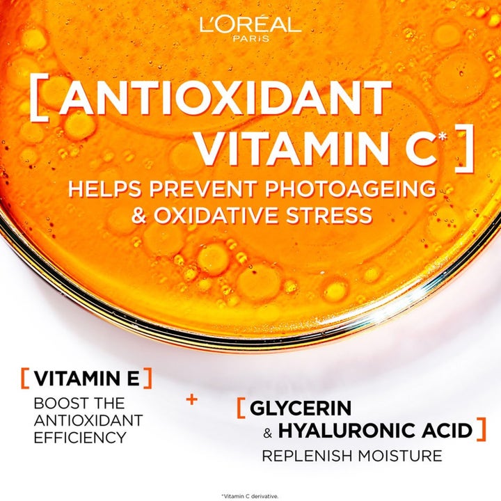 L'Oréal Paris Revitalift Clinical 12% C-vitamiiniseerumi ja SPF50-neste heijastavalla pinnalla taivasta vasten