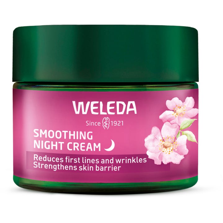 Weleda Smoothing Night Cream silottava yövoide häivyttää juonteita vihreässä lasipurkissa jossa on vaaleanpunaisia ruusuja