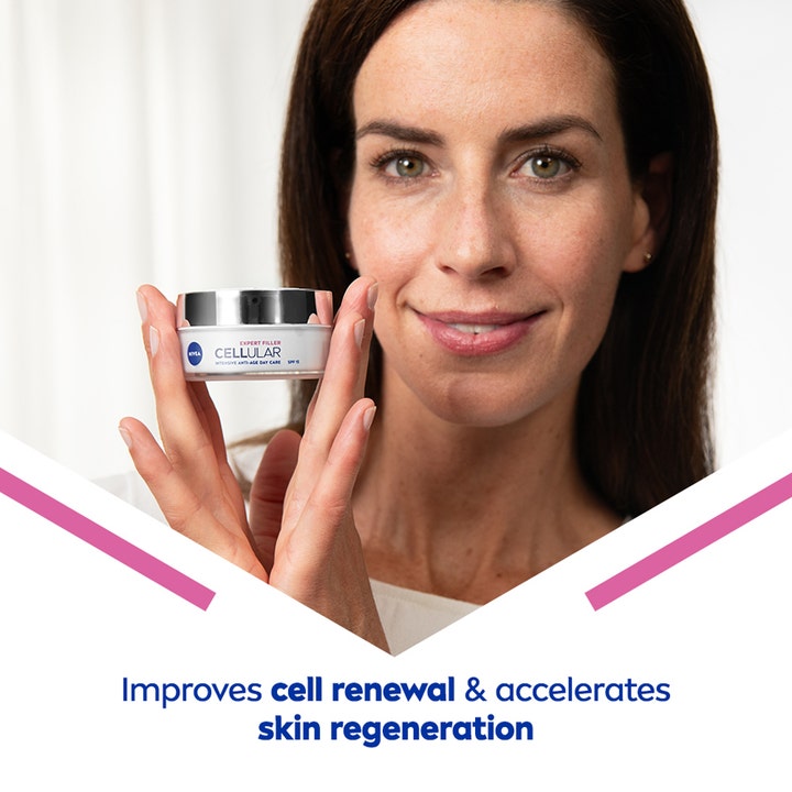 NIVEA Cellular Expert Filler 50 ml päivävoide lasipurkissa naisen pitelemänä parantaa ihon uusiutumista.