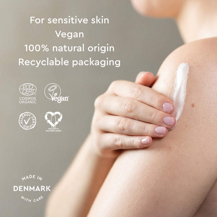 Urtekram Body Lotion Fragrance Free 245 ml hajusteeton vartalovoide herkälle iholle levittyy iholle valkoisena voiteena.