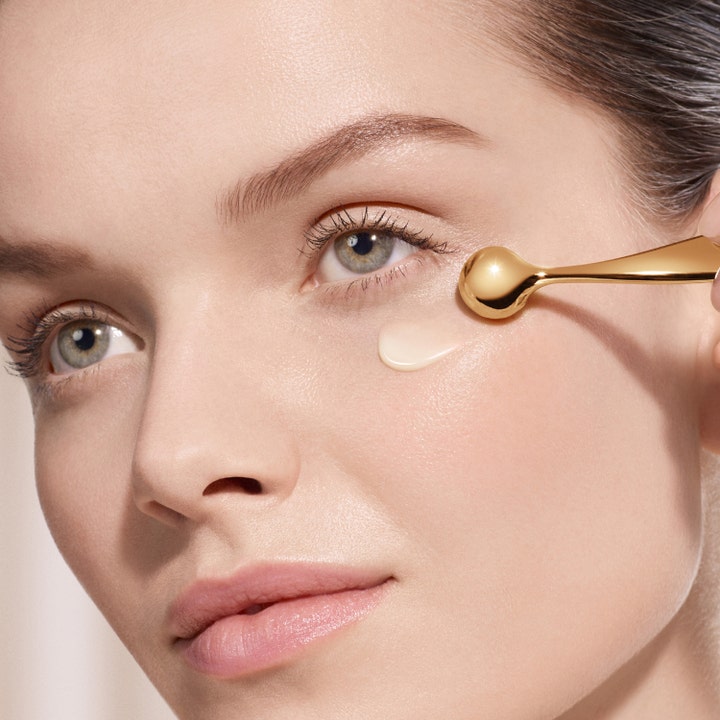 Lancôme Absolue The Eye Cream 20 ml silmänympärysvoide levitetään iholle ylellisellä kultaisella applikaattorilla.