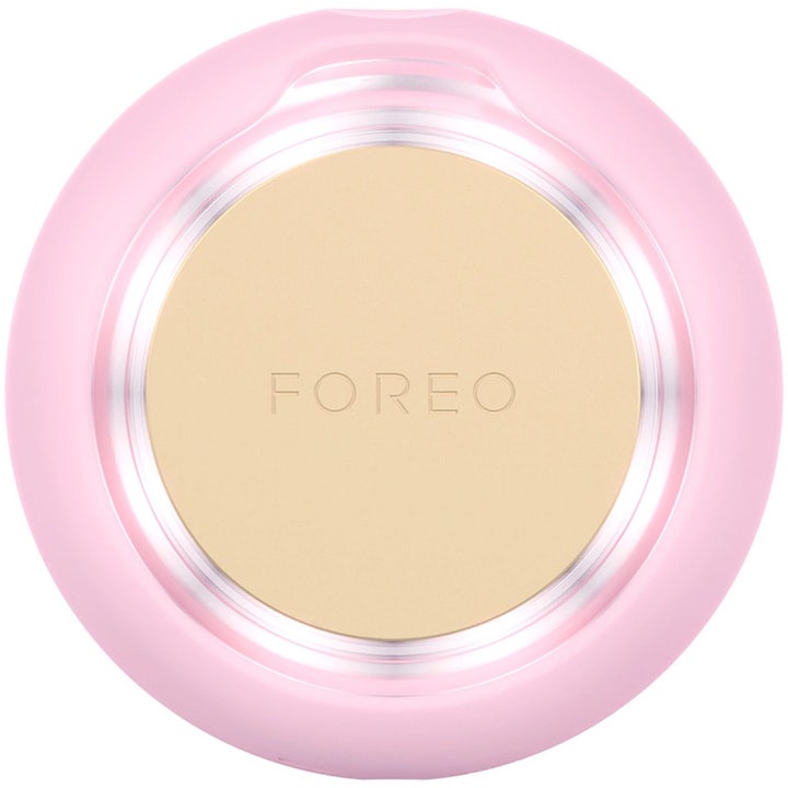 FOREO UFO™ 3 mini Pearl Pink 1 kpl kasvohoitolaite vaaleanpunaisella silikonikuorella ja kultaisella levyllä.