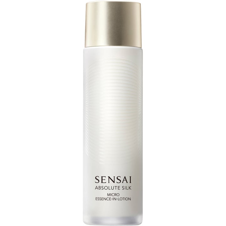 Sensai Saho Trial Set 149 ml kosteuttava Absolute Silk Micro Essence-In-Lotion huurteisessa pullossa kultakorkilla.