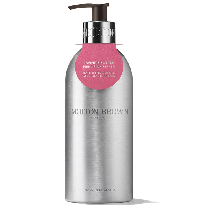 Molton Brown Fiery Pink Pepper 400 ml puhdistava suihkugeeli tyylikkäässä hopeisessa metallipullossa pinkillä etiketillä.