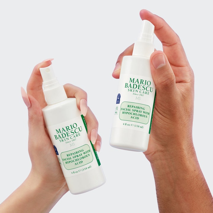 Mario Badescu Repairing Facial Spray 118 ml rauhoittava kasvosuihke kahden eri henkilön käsissä.
