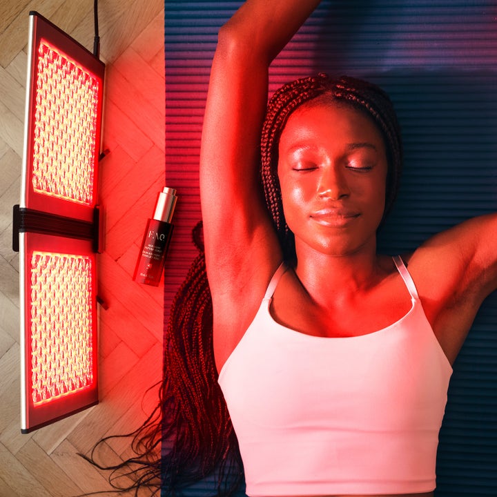 FAQ Swiss FAQ™ Dual Led Panel 1 kpl ihonhoitotyökalu nainen nauttimassa punaisesta valohoidosta matolla.