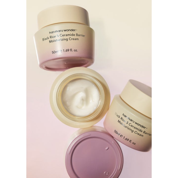 haruharu wonder Black Rice 5 Ceramide Barrier Moisturizing Cream 50 ml kosteuttava kasvovoide ja sen täyteläinen koostumus.