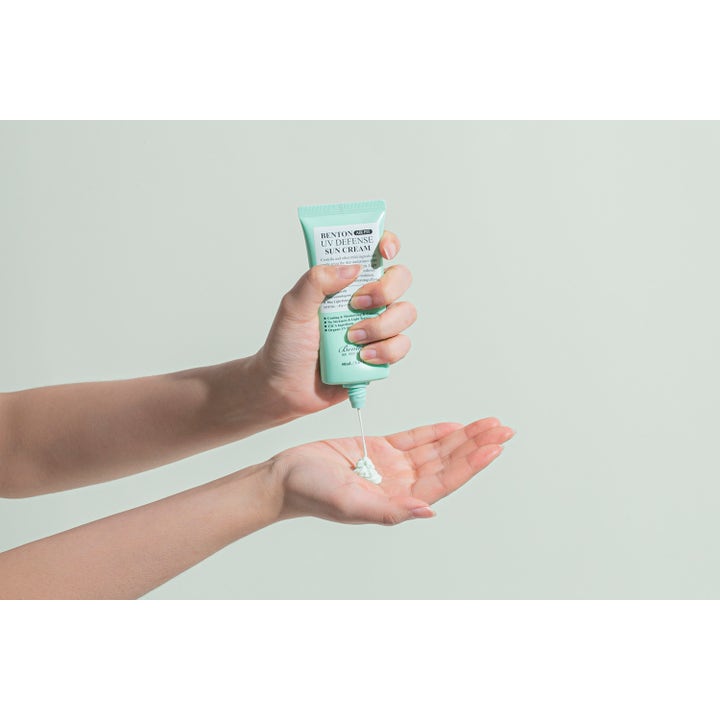 Benton Air Fit UV Defense Sun Cream 50 ml rauhoittava aurinkovoide, jota annostellaan kämmenelle.