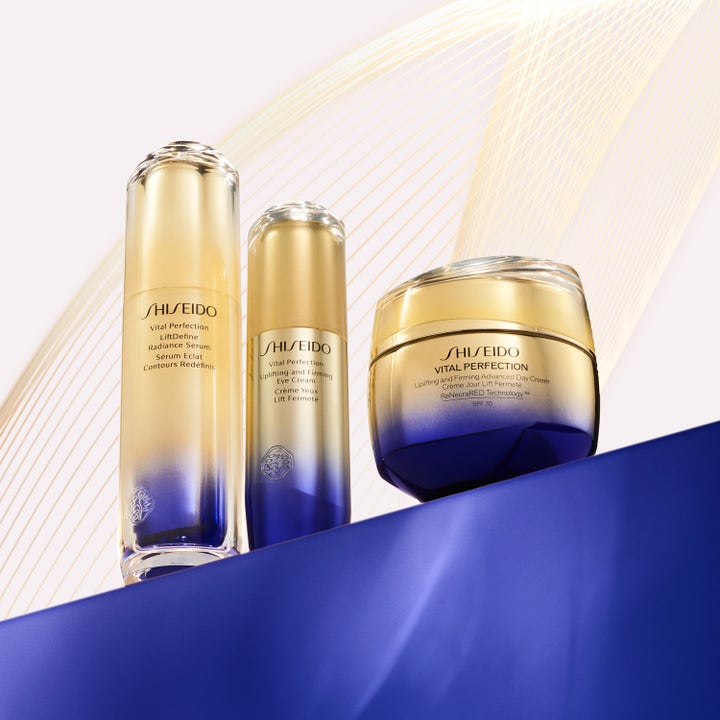 Shiseido Vital Perfection Advanced Day Cream 50 ml kiinteyttävä päivävoide kultasinisissä pakkauksissa.