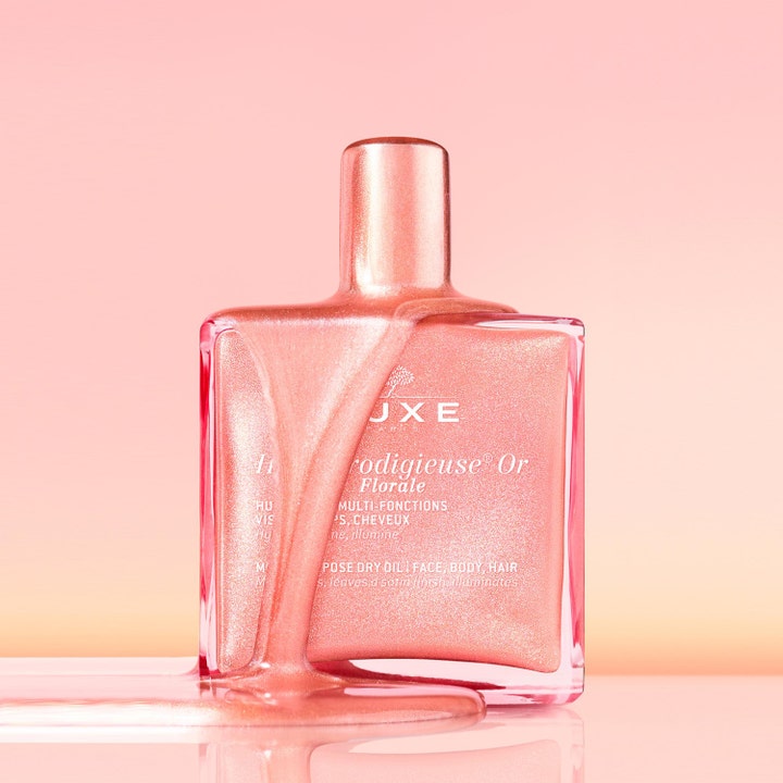 Nuxe Huile Prodigieuse Gold Florale 151 g heleyttävä vartaloöljy, jossa kimalteleva koostumus valuu lasipullon päällä.