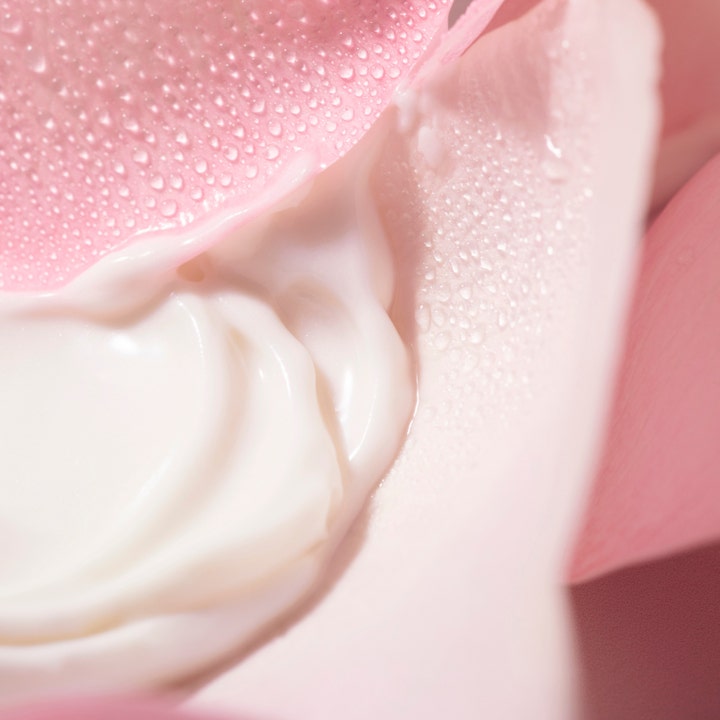 Nuxe Very Rose Makeup Removing Milk 200 ml puhdistusemulsio, täyteläinen koostumus vaaleanpunaisella terälehdellä.