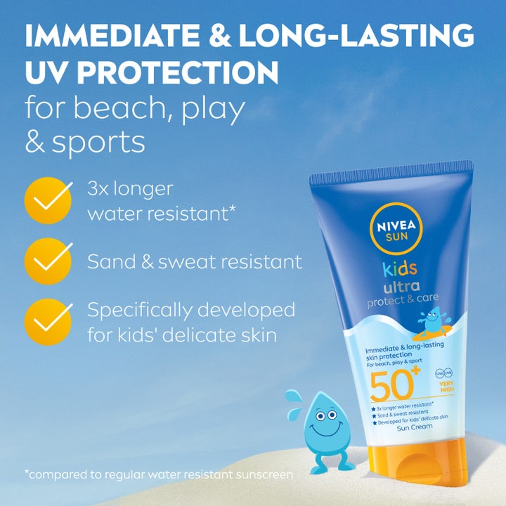 NIVEA Kids Ultra Protect & Play Sun Lotion 150 ml hiekkaa hylkivä aurinkovoide SPF 50+ sinisessä tuubissa rannalla.