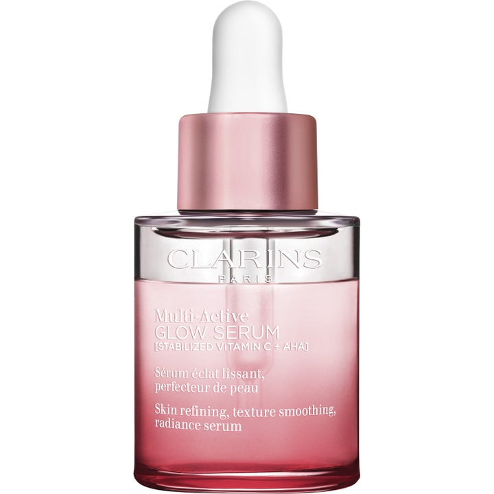 Clarins Multi-Active Glow Serum 30 ml heleyttävä C-vitamiiniseerumi vaaleanpunaisessa lasipullossa, jossa on pipetti.