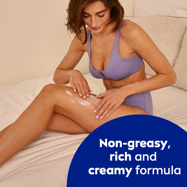 NIVEA Express Hydration Body Lotion 400 ml kosteuttava vartalovoide nainen levittää täyteläistä voidetta iholle.