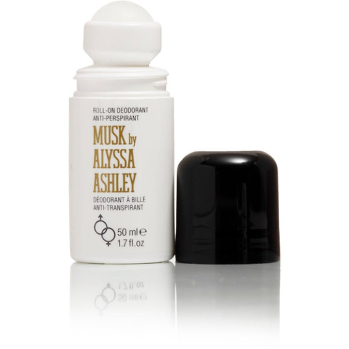 Alyssa Ashley Musk Roll-On Deodorant 50 ml raikas antiperspirantti valkoisessa pullossa mustan korkin vieressä.