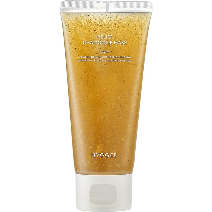 Hyggee Relief Chamomile Mask rauhoittava kasvonaamio läpinäkyvässä tuubissa, jossa on keltaista geeliä ja terälehtiä.