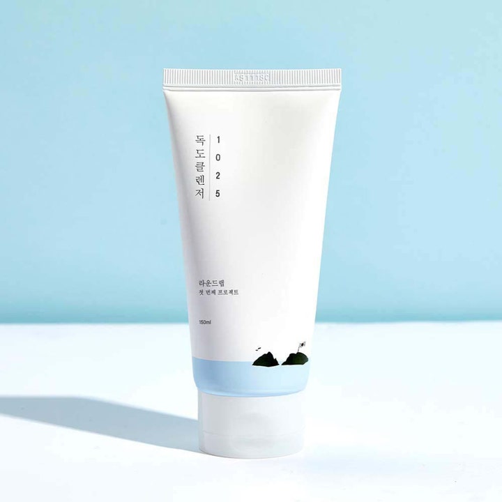 Round Lab 1025 Dokdo Cleanser 150 ml hellävarainen kasvopesu valkoisessa tuubissa jossa on minimalistinen saarikuvitus.
