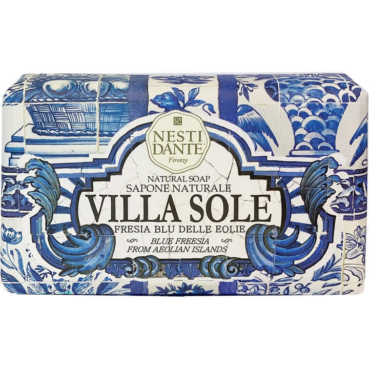 Nesti Dante Villa Sole Blue Freesia luonnollinen saippua puhdistaa hellästi sinivalkoisessa keraamikuvioisessa kääreessä.