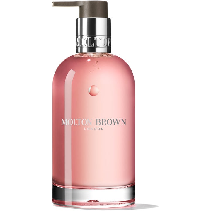 Molton Brown Delicious Rhubarb & Rose 300 ml puhdistava käsisaippua vaaleanpunaisessa pullossa hopeisella pumpulla