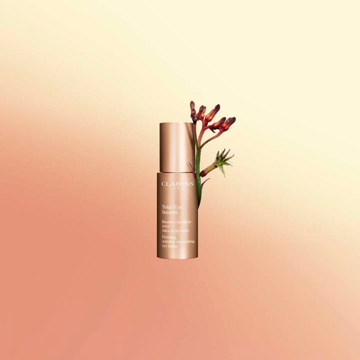 Clarins Total Eye Smooth 15 ml kiinteyttävä silmänympärysvoide rosekultaisessa pullossa kukan kera