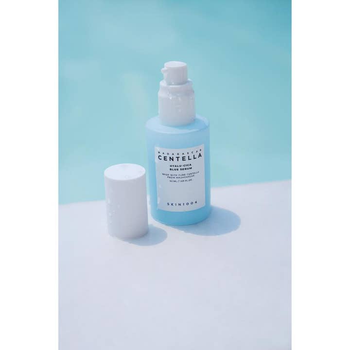 SKIN1004 Madagascar Centella Hyalu-Cica Blue Serum 30 ml kosteuttava seerumi vaaleansinisessä pumppupullossa.
