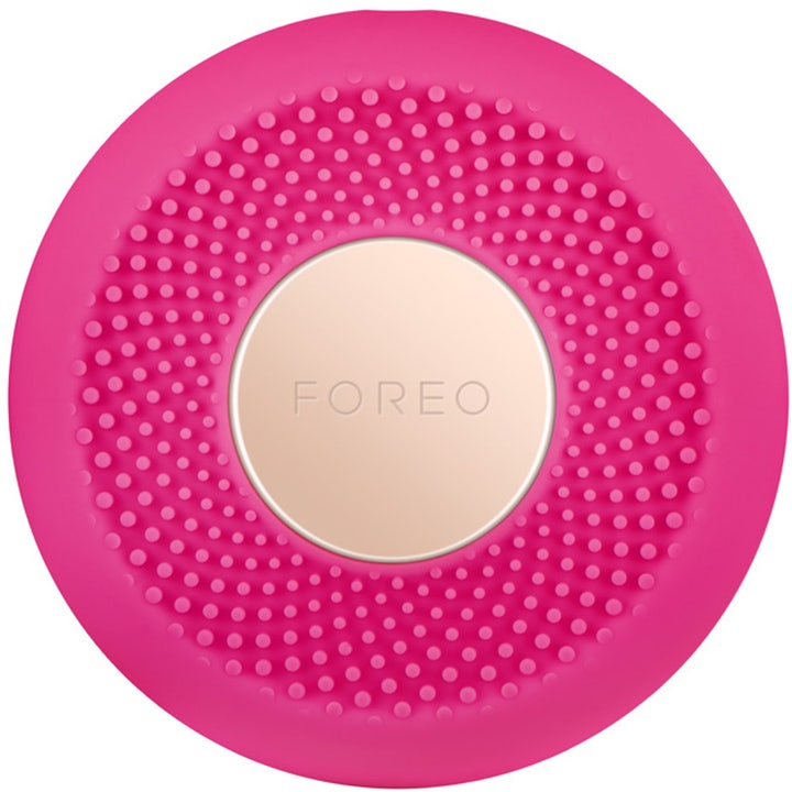 Foreo UFO ihonhoitolaite tehostaa kasvonaamiota pyöreä fuksianpunainen silikonilaite kultaisella levyllä