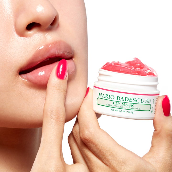 Mario Badescu Lip Mask Watermelon & Basil 14 ml huulinaamio ja vaaleanpunainen geeli levitettynä sormella huulille.