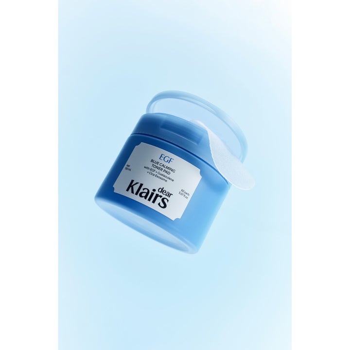 Klairs EGF Blue Calming Toner Pad 60 kpl rauhoittava kasvovesilappu sinisessä purkissa avatulla kannella.