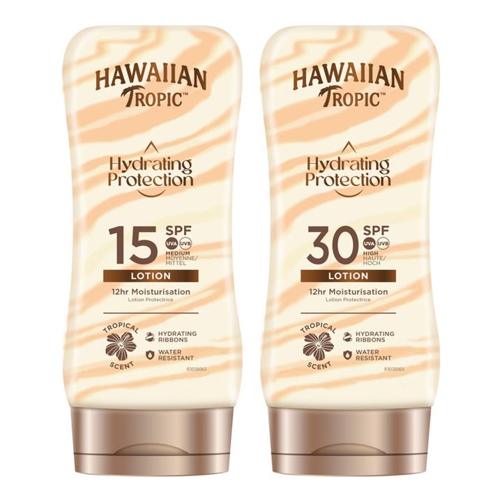Hawaiian Tropic Hydrating Protection SPF 15 ja 30 kosteuttava aurinkovoide näkyvillä persikanvärisillä kosteusraidoilla.