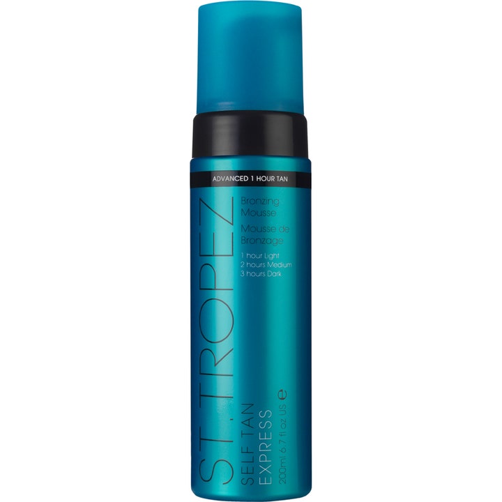 St. Tropez Self Tan Express 200 ml itseruskettava vaahto luo nopean päivetyksen turkoosissa metallinhohtoisessa pullossa.