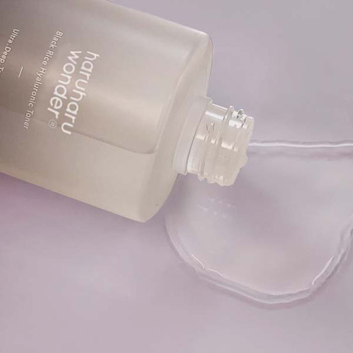 haruharu wonder Black Rice Hyaluronic Toner 150 ml kosteuttava kasvovesi kirkas koostumus valuu huurteisesta pullosta
