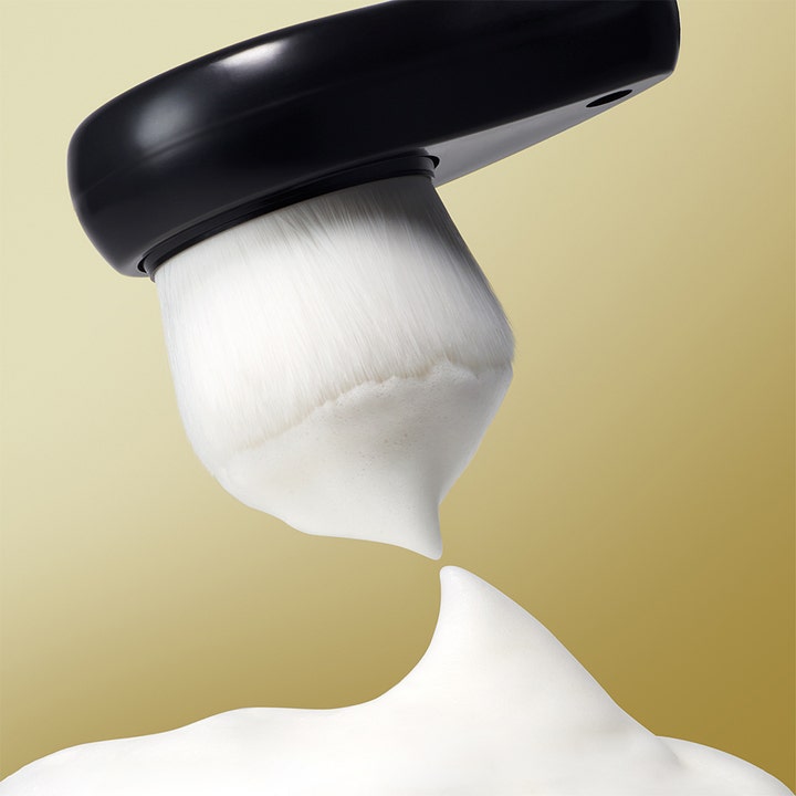 Sensai Ultimate The Creamy Soap 125 ml puhdistusvoide ja ylellisen täyteläinen vaahto pehmeässä siveltimessä.