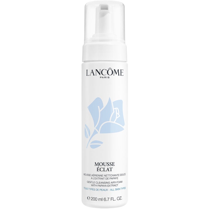 Lancôme Mousse Éclat 200 ml kirkastava puhdistusvaahto valkoisessa pumppupullossa, jossa on vaaleansininen ruusu.