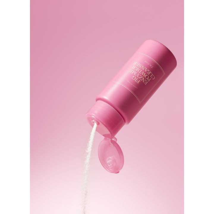 I'm from Fig Enzyme Powder Cleanser 50 g kuoriva puhdistusjauhe vaaleanpunaisesta pullosta valuva hienojakoinen jauhe