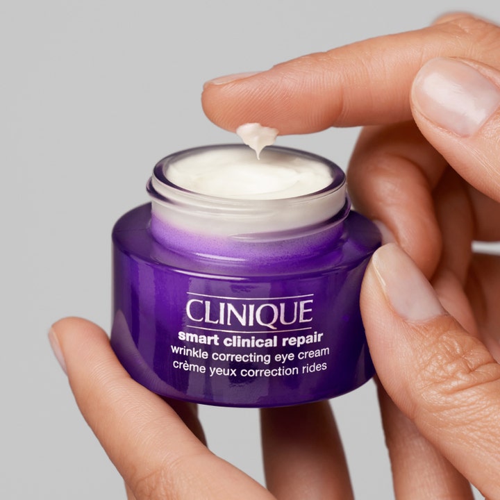 Clinique Smart Clinical Repair 15 ml silmänympärysvoide silottaa ryppyjä violetissa lasipurkissa.