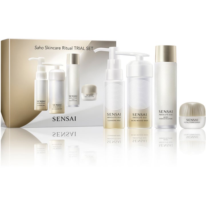 Sensai Saho Skincare Ritual Trial Set ihonhoitosetti silkkiselle iholle sisältää valkoisia ja kultaisia pakkauksia.