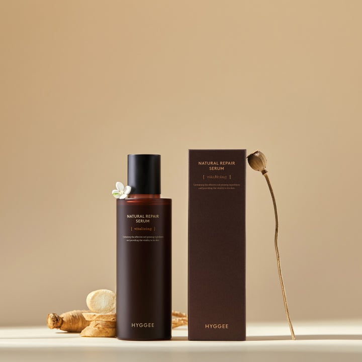 Hyggee Natural Repair Serum 120 ml elvyttävä seerumi ruskeassa pullossa ja pakkauksessa ginseng-juurten kera.