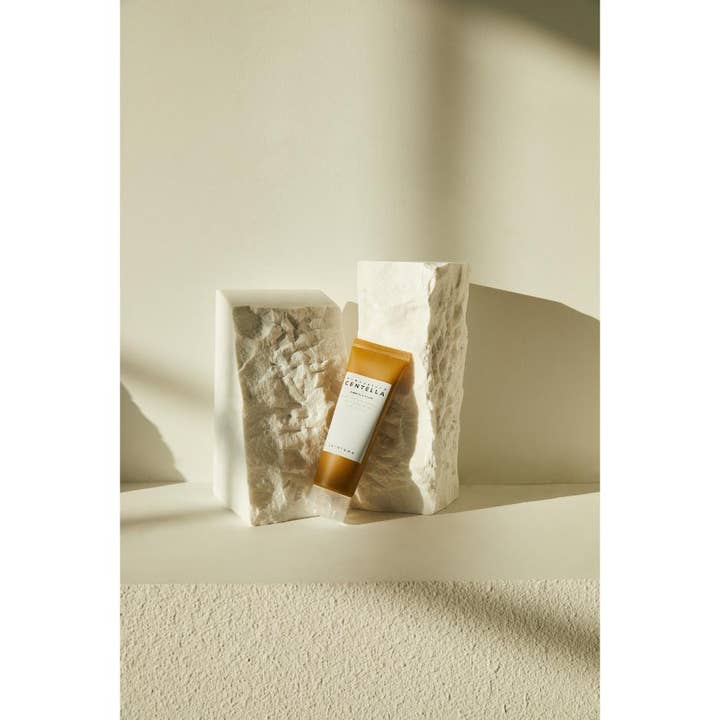 SKIN1004 Madagascar Centella Ampoule Foam 125 ml rauhoittava puhdistusvaahto ruskeassa tuubissa kivien välissä
