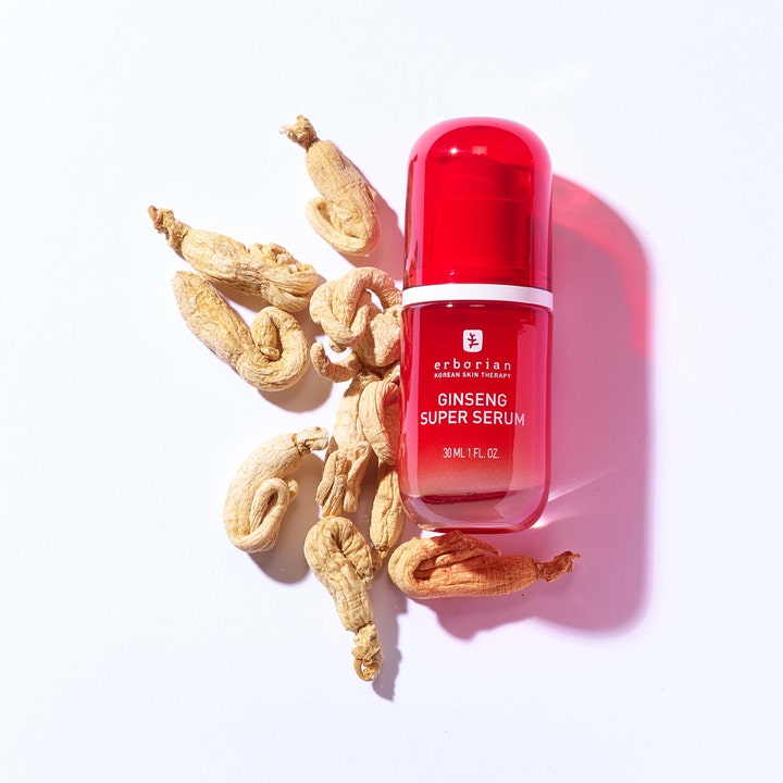Erborian Ginseng Super Serum 30 ml silottava kasvoseerumi punaisessa pullossa kuivattujen ginsengjuurten keskellä.