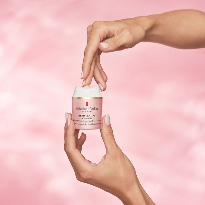 Elizabeth Arden Ceramide Retinol + Hpr Rapid Skin Renewing Eye Cream 15 ml uudistava silmänympärysvoide käsissä.