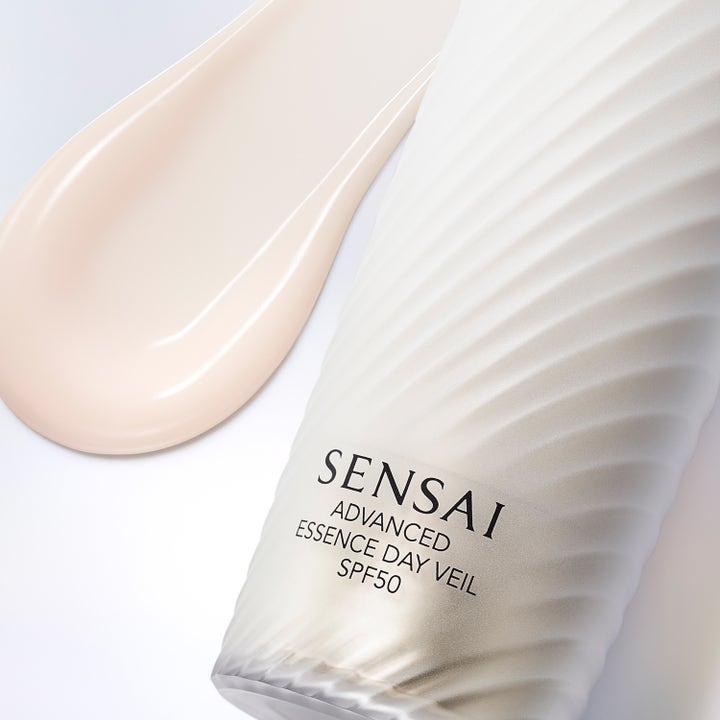 Sensai Advanced Essence Day Veil 40 ml SPF50 seerumi ja sen vaaleanpunertava silkkinen voidekoostumus