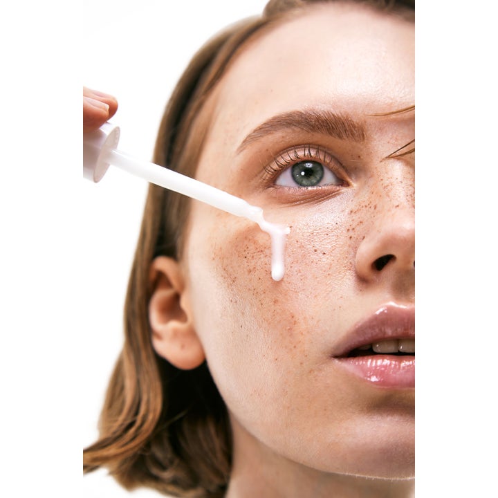 By Wishtrend Cera-barrier Soothing Ampoule 30 ml rauhoittava seerumi pipetillä levitettynä pisamaisille kasvoille