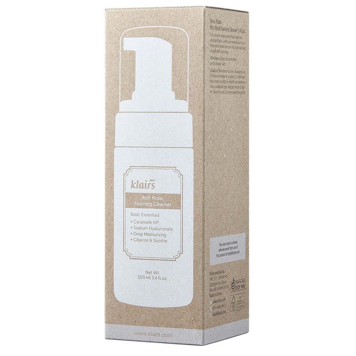 Klairs Rich Moist Foaming Cleanser 100 ml syväkosteuttava puhdistusvaahto beigessä pahvipakkauksessa jossa pullon kuva.