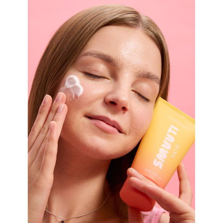 Smuuti Skin Peach Cleansing Cream 150 ml kosteuttava puhdistusvoide nainen levittää voidetta keltaisesta tuubista